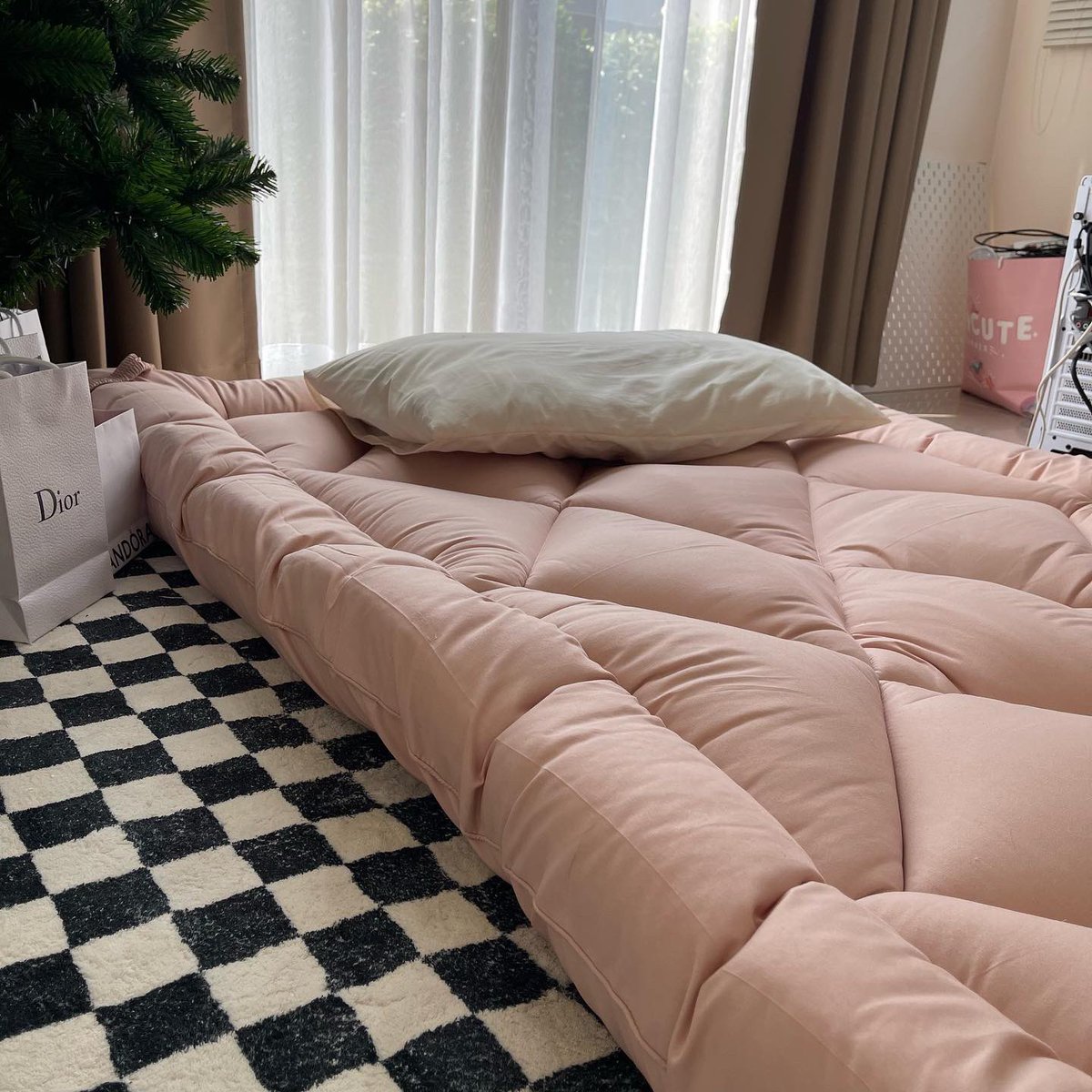 Topperyourdream's tweet photo. 🌸🛼 น้องเป็นท็อปเปอร์หรือที่นอน เอาไว้ปูบนที่นอนแล้วคือ สีคิ้วมากก เป็นสีนู้ดมาใหม่ ในรูปเป็นขนาด 3.5 ฟุตแล้วคือนอนดีมากกก แกดูขอบ มันหนามาก นอนพื้นคือหลังไม่ติดพื้น มันช่วยให้หายปวดหลังได้เลยยยย https://t.co/oEZRMMabSg