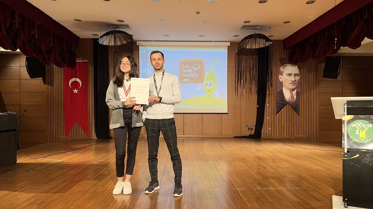 hoffnung90's tweet photo. Almanca Mint-o-lympics’de 1. olarak bizleri gururlandıran öğrencimiz Esma Peri TANRIKULU’na ödül ve başarı belgesi takdim edildi 🥇🏆🇩🇪 @guneslidogaort1 @UdoKywall @DogaOkullari @minticity @EnisEryaman @TunaOzvar https://t.co/Hho8vIQlws