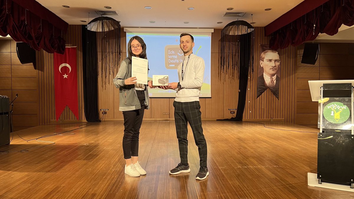 hoffnung90's tweet photo. Almanca Mint-o-lympics’de 1. olarak bizleri gururlandıran öğrencimiz Esma Peri TANRIKULU’na ödül ve başarı belgesi takdim edildi 🥇🏆🇩🇪 @guneslidogaort1 @UdoKywall @DogaOkullari @minticity @EnisEryaman @TunaOzvar https://t.co/Hho8vIQlws