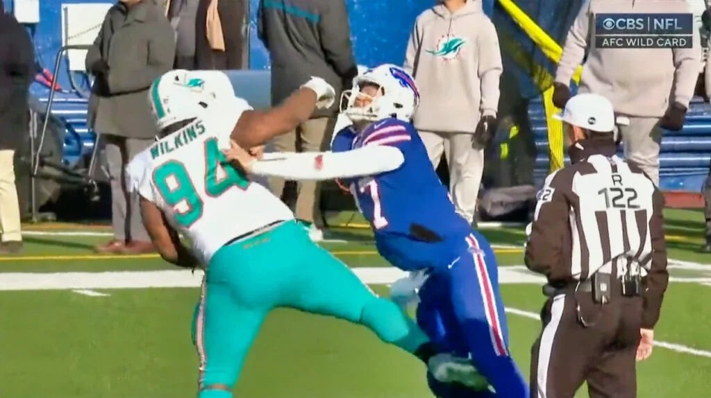 TotaIIyNotRyan's tweet photo. Josh Allen literally owns this bum 😭 https://t.co/uSzsoMnTEQ