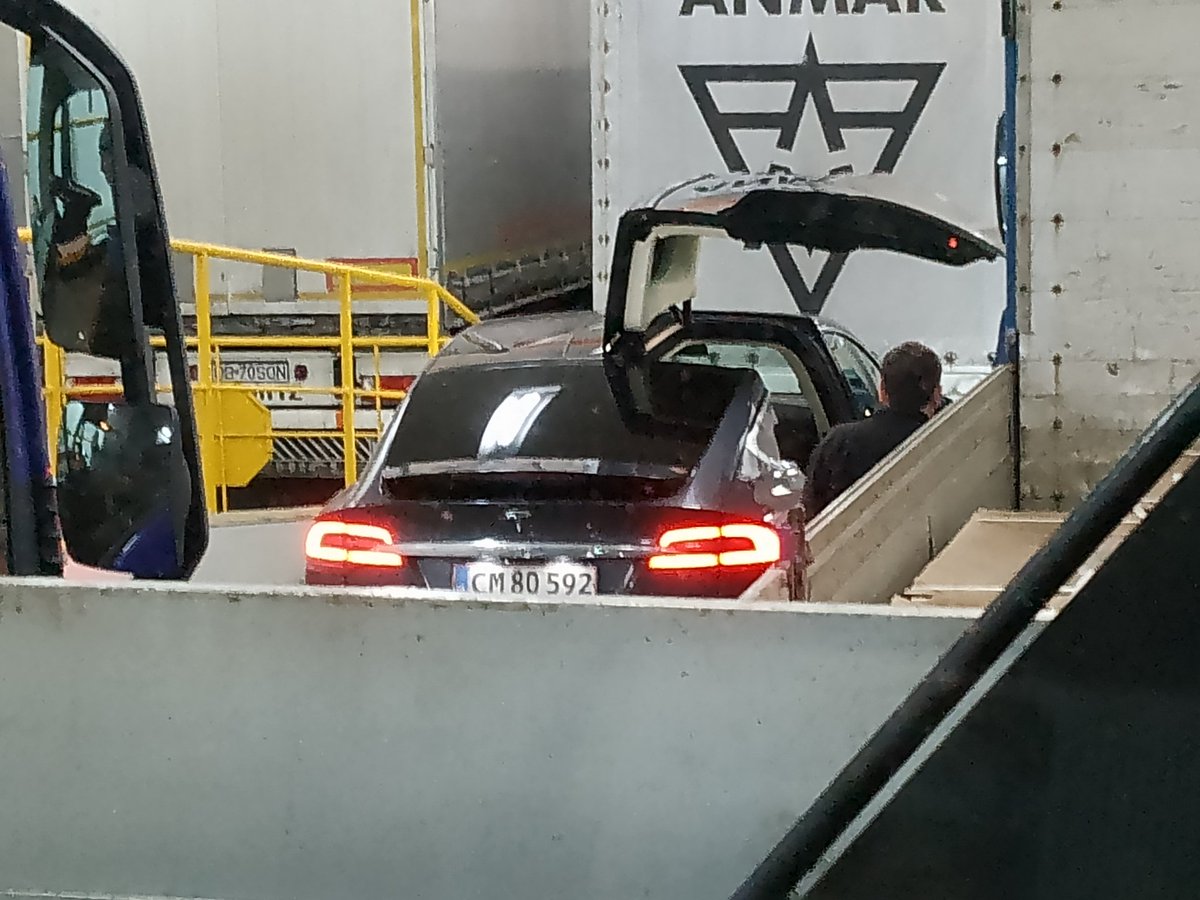 tsuzanowicz's tweet image. Gdybyście nie wiedzieli o co chodzi z elektromobilnością. 
Można błysnąć przy wsiadaniu.🥸#Tesla #UnityLine