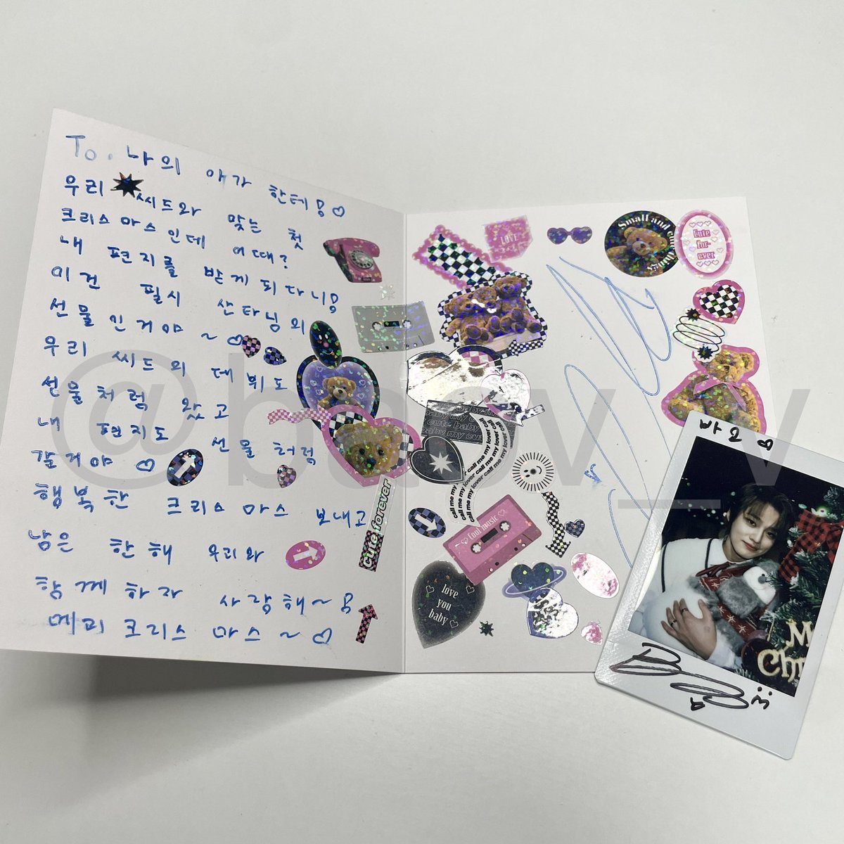 baov_v's tweet photo. 케이스테이지 크리스마스 이벤트 ! 🤍
아주 귀엽고 감동적인 손편지와
아주 감동적인 얼굴을 선물 받았어요˖◛⁺⑅♡ 
졸지에 바오의 아가가 된••• (좋다는 뜻)

#씨드 #바오 #XEED #BAO https://t.co/jxOKTJq0Vc