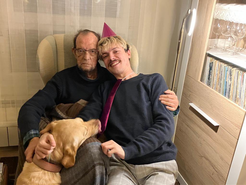 holychoya's tweet photo. Esta madrugada nos ha dejado mi padre.

Han sido las semanas más difíciles de nuestra vida, pero estoy feliz, orgulloso y tranquilo de ser su hijo y sabiendo del cariño y la admiración que tanta gente le tiene. Hoy el cora se siente vacío, pero caliente.

Te quiero. ❤️‍🩹 https://t.co/Ef4eTZanuT