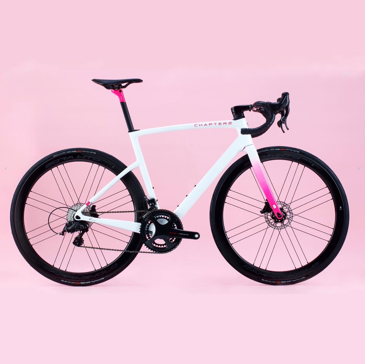 u2bikes's tweet photo. CHAPTER2/TOA "WAWHERO"🌸
ホワイトとピンクのアクセントが日本人の心くすぐる..こちらも本日よりリリースされた数量限定。フレーム・ハンドル・シートポスト、フルカーボン3セット、当店購入組み上げでのスペシャルオファー実施中。 #CHAPTER2 #TOA #ロードバイク #ロードバイク女子 #新色 #数量限定 https://t.co/Uhd9UB2NKU