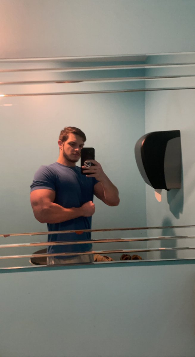 DrakeScott1371's tweet photo. Gym sesh yesterday 💪 https://t.co/pmAec7jLxe