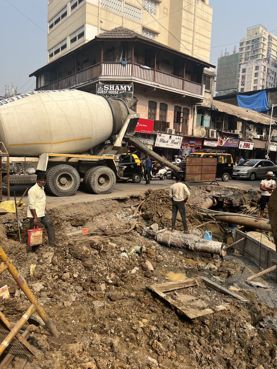 Aslam_Merchantt's tweet photo. Attn @mybmcRoads E Ward
#Gyan Const Not Following Any SOP Should Be Blacklisted Immediately Are The Following In The Footsteps Of #Blacklisted #RK #Madhani & Co
No Barricades, No Warden, Manholes Open, No Safety, No Sop Followed In Road Works
Maulana Azad Road, #MADANPURA https://t.co/WH5F6JxYMj