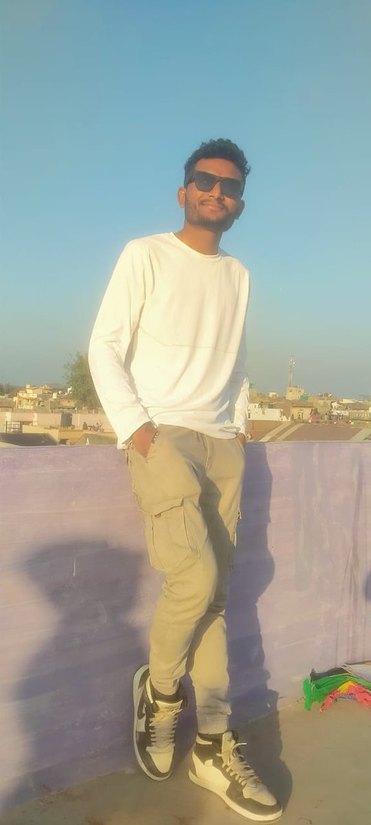 ajaysinh_gohel's tweet photo. "हर असंभव कार्य करने का एक ही तरीका, कड़ी मेहनत II" https://t.co/xAmlgZyi9Y