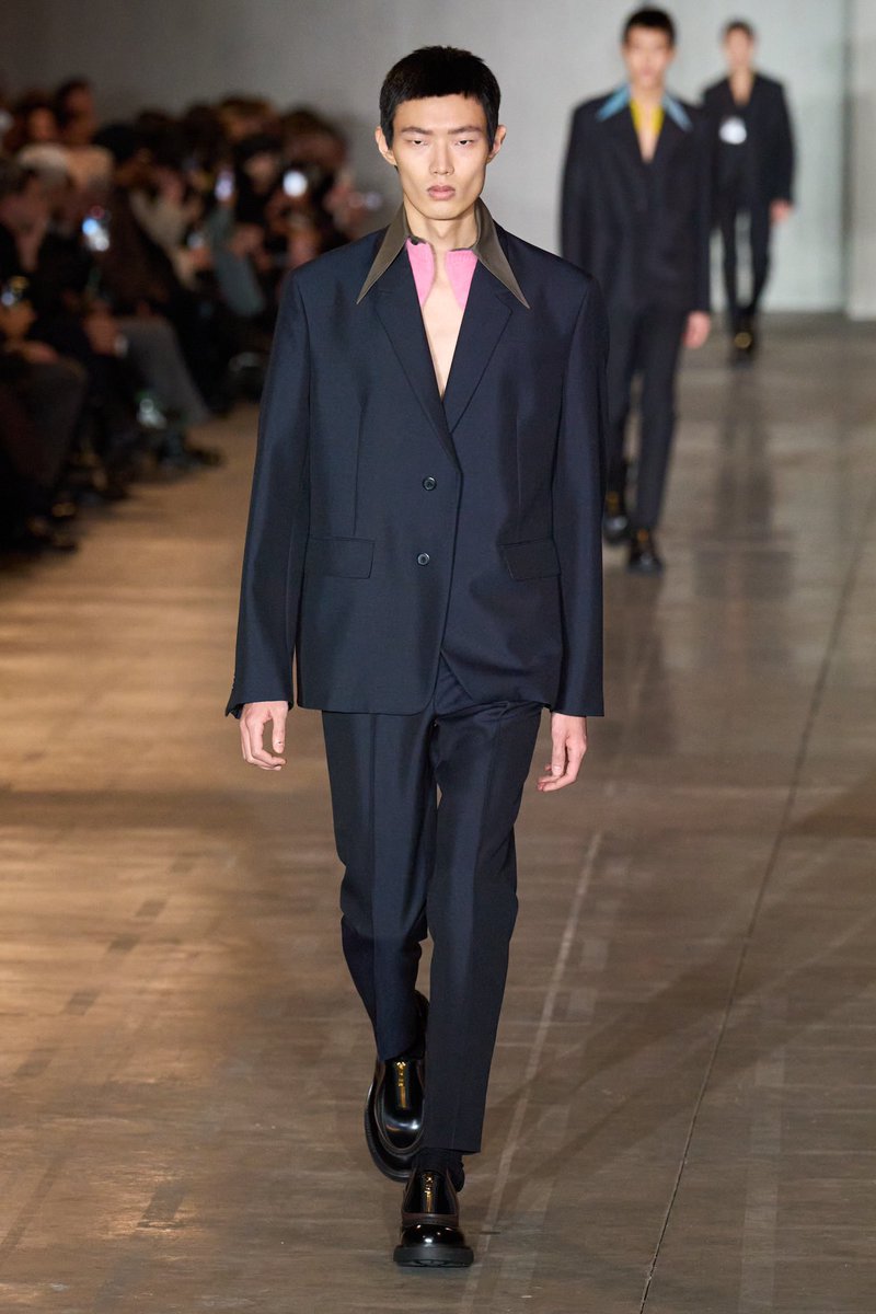 johnbennet's tweet photo. Let’s talk about clothes!
First four suit jackets: medium lapel, large lapel, dainty lapel, shawl collar!! The breast pockets? Deleted!
Raf really said who uses those? https://t.co/UQqZzzIdCX