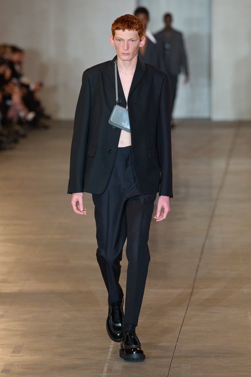 johnbennet's tweet photo. Let’s talk about clothes!
First four suit jackets: medium lapel, large lapel, dainty lapel, shawl collar!! The breast pockets? Deleted!
Raf really said who uses those? https://t.co/UQqZzzIdCX