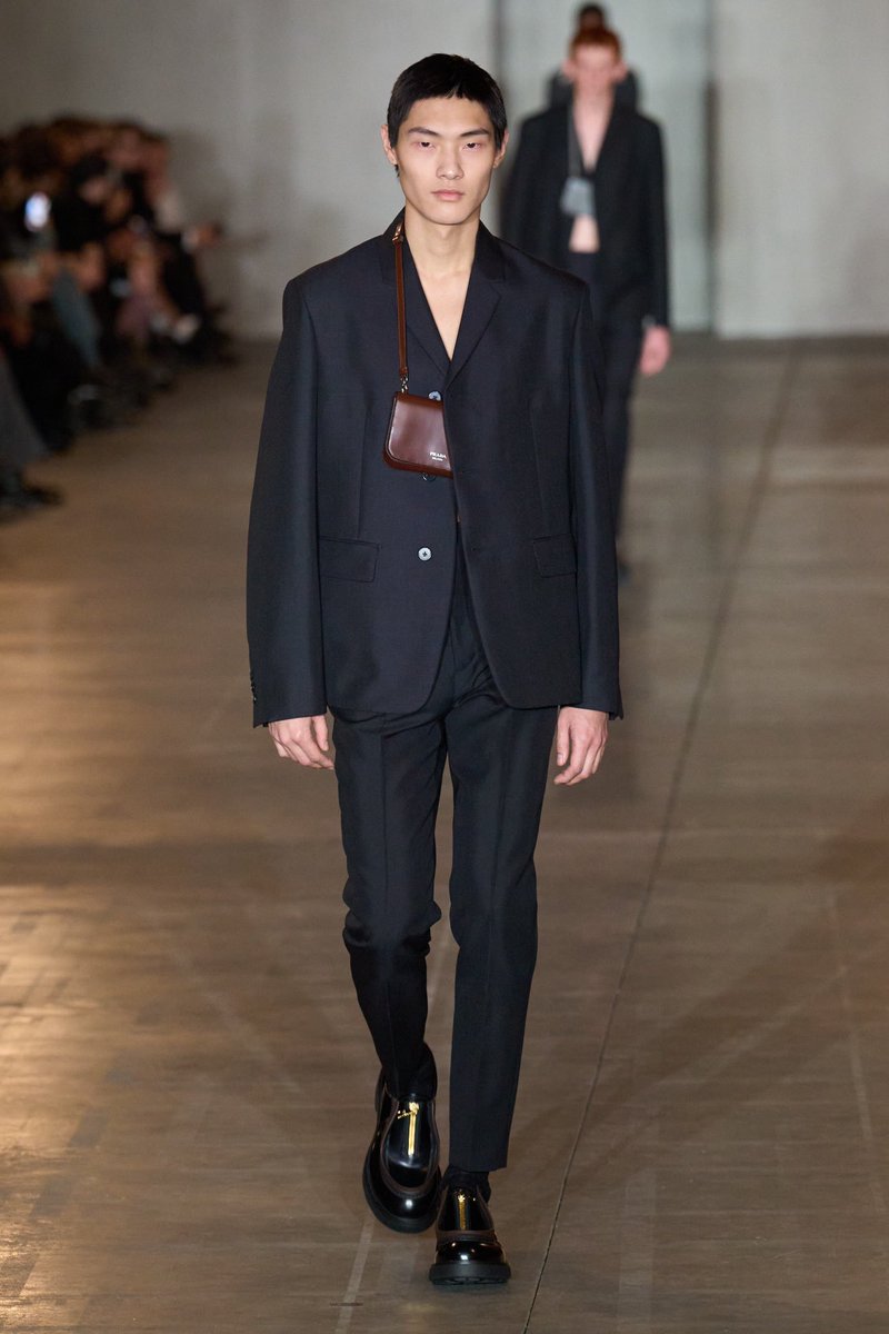 johnbennet's tweet photo. Let’s talk about clothes!
First four suit jackets: medium lapel, large lapel, dainty lapel, shawl collar!! The breast pockets? Deleted!
Raf really said who uses those? https://t.co/UQqZzzIdCX