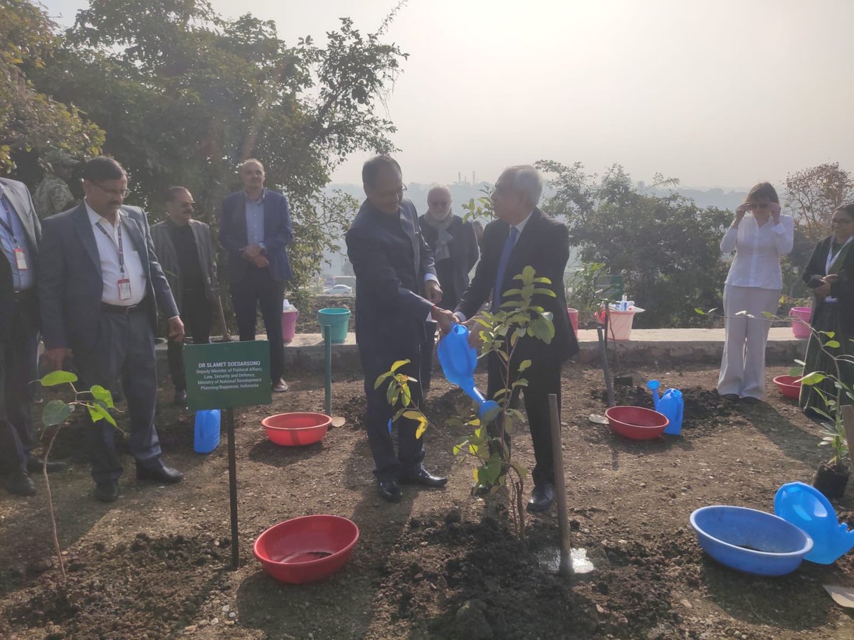RajivKumar1's tweet photo. Honoured to take part in the tree planting event led by the honourable ⁦@ChouhanShivraj⁩ along with other leading participants of the Special T-20 Event in Bhopal. The event has participation from several countries and multilateral institutions. https://t.co/KWPFShZ4C8