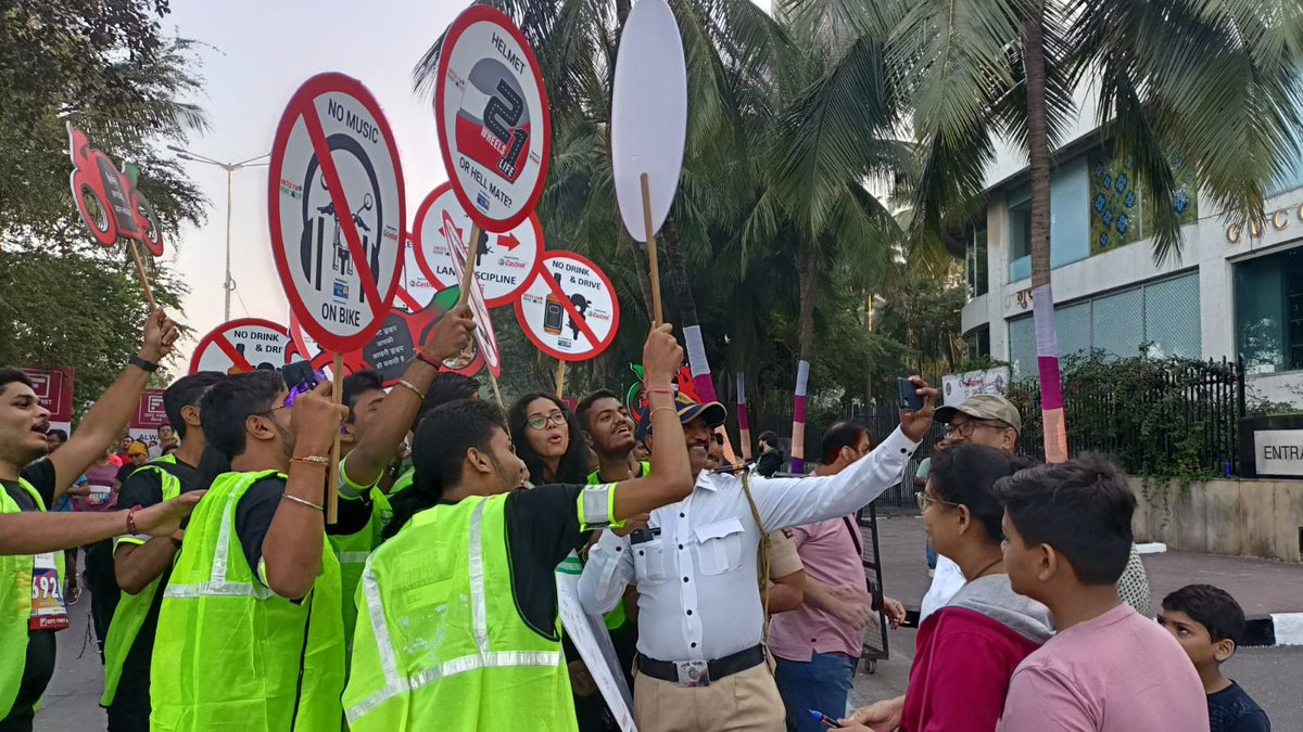 govaleajay's tweet photo. Youth members of the Road Safety Club of @NSS_RuiaCollege &amp; @rjcollegemumbai formed by @UWMumbai ran @TataMumMarathon to spread awareness on #RoadSafety &amp; #TwoWheelerSafety with support from @Castrol_India 
The race day also coincides with National #RoadSafetyWeek2023 https://t.co/EL0rXCw2dE
