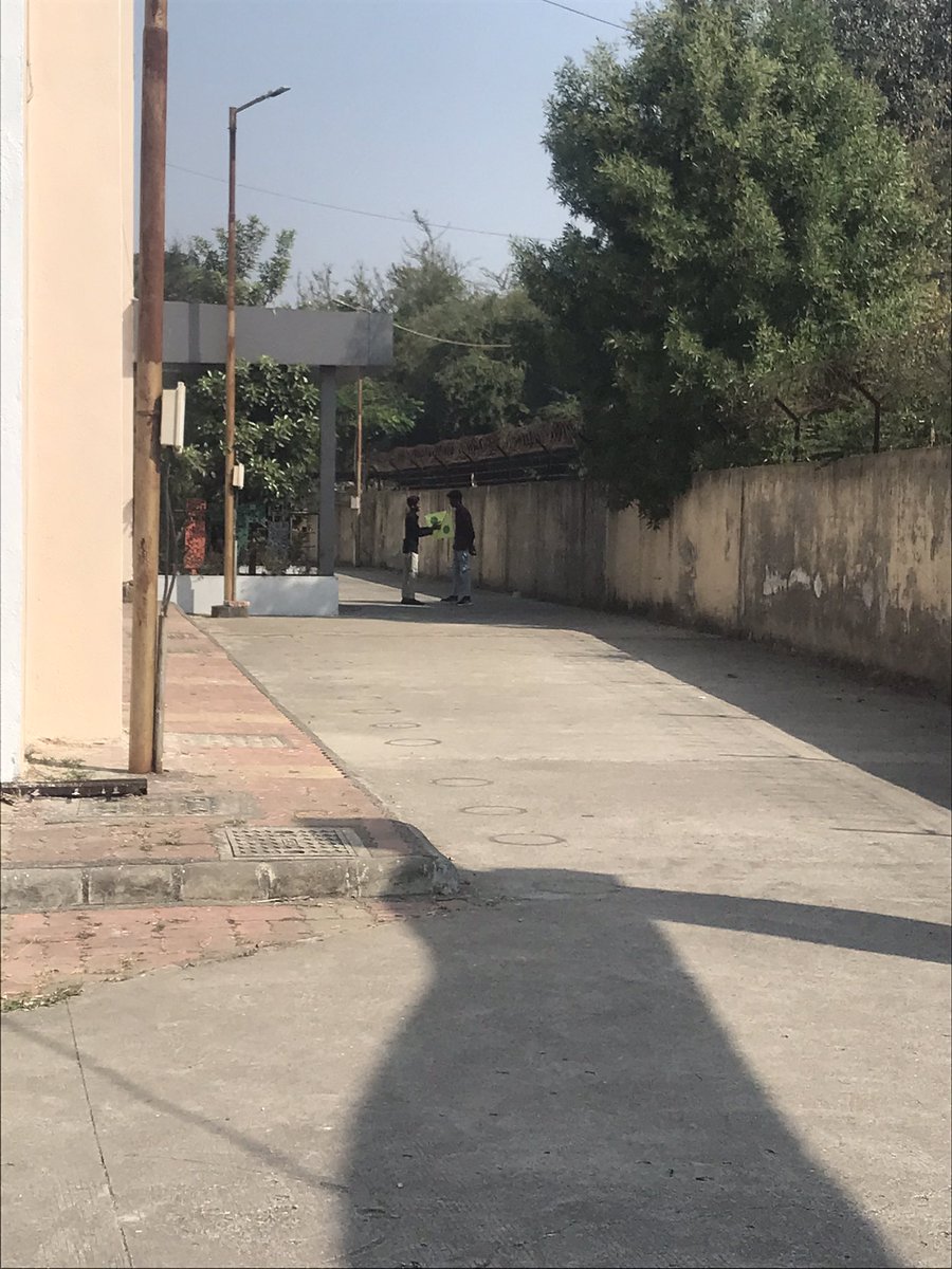 DixitGujarati6's tweet photo. Sachin ITI Mahila college mai RTO learning licence ki centre hai kiske server down hai to sab ko gate se under Jane pr rok hai jab ki patang lutne vale ko under entry hai #ITIsachin @rtosurat @sarathiparivah1 @OfficeOfNG @nitin_gadkari https://t.co/ebMpz8SUlO