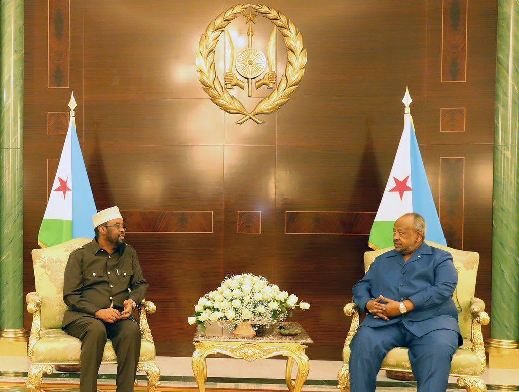 AbdiwahabSheik7's tweet photo. Guelleh is on a mission: why is he sitting with regional governors? Can Djibouti regional governors come to Mogadishu  and have conversations with President HSM about internal issues of Djibouti ? Just to speed up the balkanization and disintegration of Somalia into clan fiefdoms https://t.co/Qx7mJdSWMO