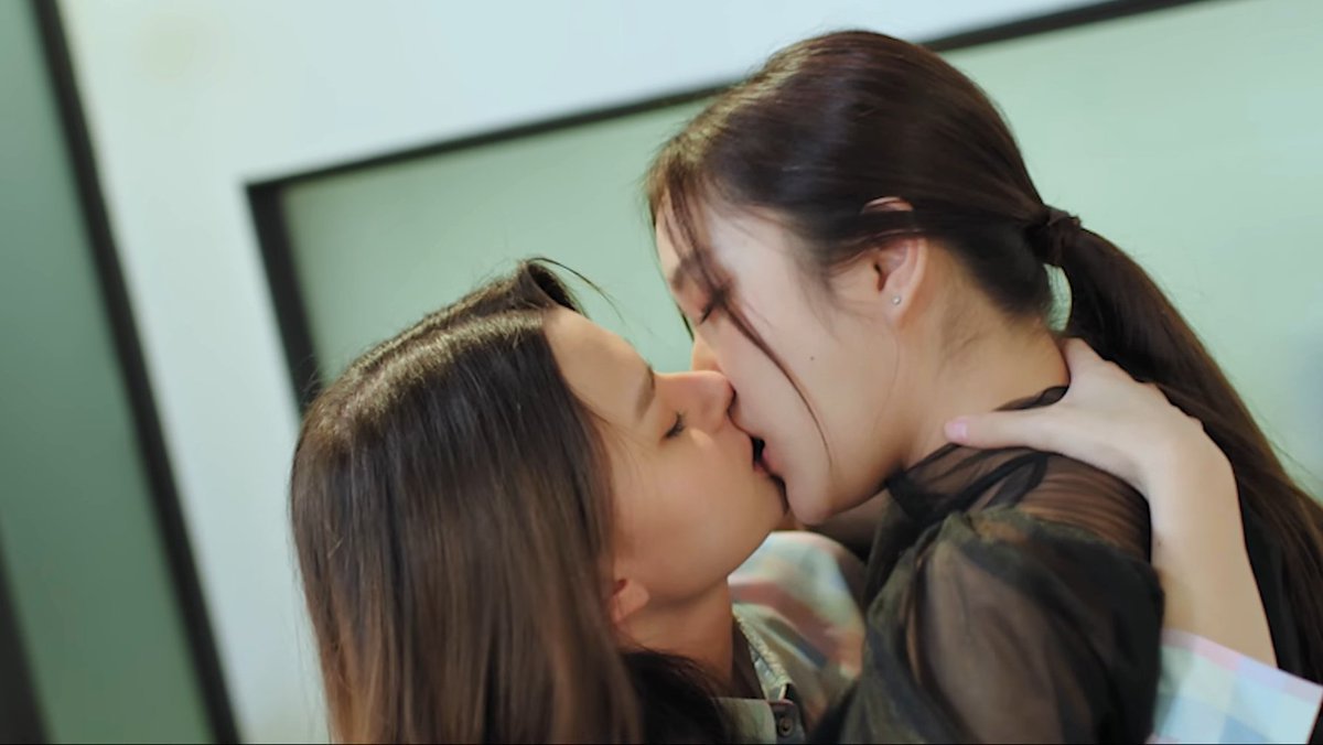 sapphicslike's tweet photo. mon grabbing sam's neck https://t.co/B2BdrnaQZr