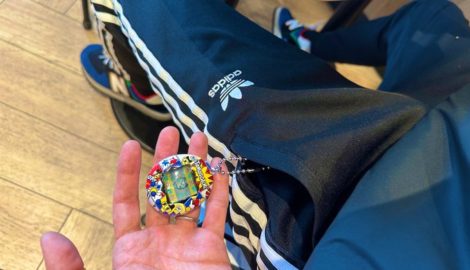 久しぶりにジムに行ったら ポケットからぶら下がるコレを見られて 「え？あれ？たまごっちですか？？」って話しかけられて恥ずかしすぎてドギマギしてしまった😂  お子さんに世話任されてるんですか😊？って聞かれ、そうなんですよー。って言ったけど