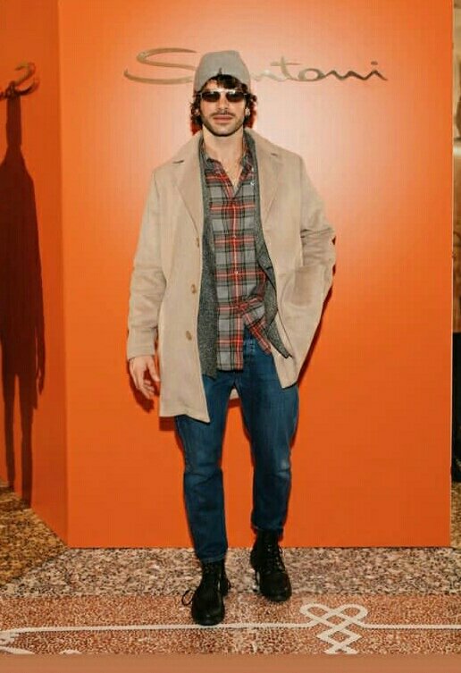 DueAntonella's tweet photo. #ClaudioSona Che figo!! 😍❤️ Buongiorno e buon lunedì 😘 https://t.co/xQILg8HScy