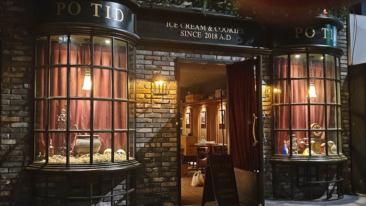 KoreabyMe's tweet photo. 3 Places in Korea for Harry Potter Fans
-🇧🇷 Hannah 

Continue reading at: https://t.co/yLLKHWhtJW

#KoreabyMe #harrypotter #HarryPottercafe #HarryPottertheme #Seoul #Hongdae #Seodaemun #Gyeongsan #fandom #HarryPotterFandom https://t.co/sRBPlu1J2X