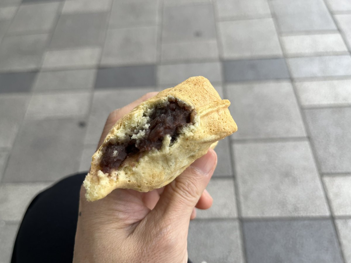 yasu3210's tweet photo. 到着してすぐ、みつけて、即買いしたのは言うまでもありません😆
#TO_GO🚶♂️でベンチで食べてたら、ハトさん🐦にマークされますた(笑)😄
ハトさんも食べたかったかな🤗
#むっちゃん万十🐟♨️
#ツナマヨ
#ハムエッグ
#黒あん
#イチオシはハムエッグ🙋♂️ https://t.co/nvJQDIP1zF