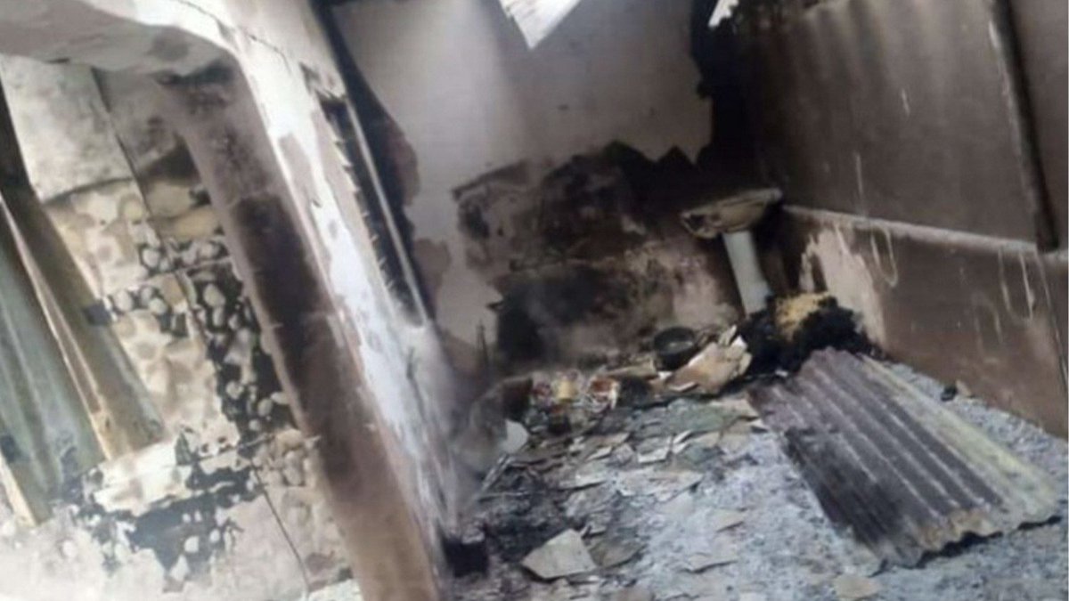 GuGallone's tweet photo. Cosa resta della residenza parrocchiale della chiesa bruciata in Nigeria. Il parroco è stato bruciato vivo.
È facile parlare solo di scandali, ma di fronte alle persecuzioni dei sacerdoti cattolici, da parte dell'Europa, c'è un silenzio ingiustificabile.
https://t.co/KDC3cAKESN https://t.co/NvYSV6qiGV