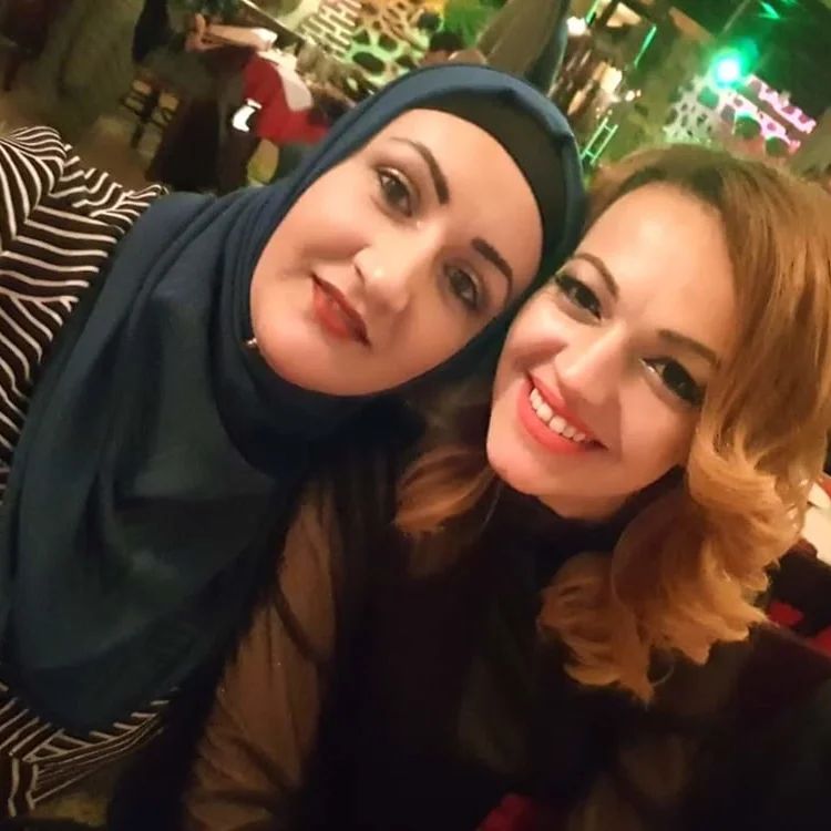 Takipçimizin annesi ve annesinin arkadaşı hangisini sikerdiniz diyo