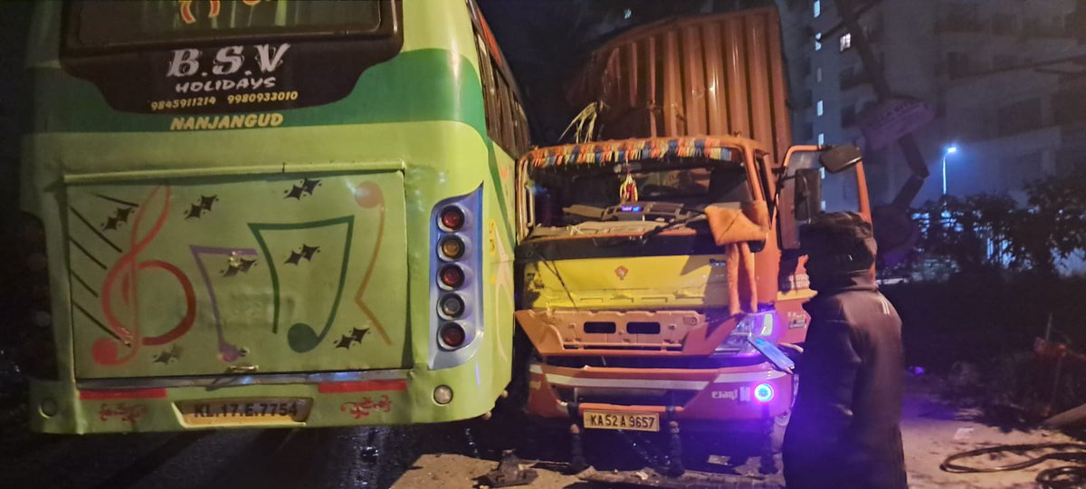 Kunkasurendra's tweet photo. @BlrCityPolice @blrtrafficwatch @BBMPMahadevpura 
@blrcitytraffic 

We have reported the accident zone near SNN school to Kadugudi traffic police to lay the hump. Today major accident happened due to not consider the compliment, what if if those are school kids https://t.co/58ENNAjZ2C