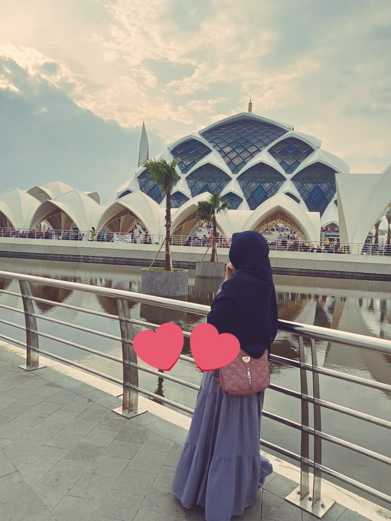 Risa_Nurs's tweet photo. Teruslah tersenyum, hingga tak ada satu pun yang mengetahui tentang hatimu yang sebenarnya..
Teruslah tertawa, hingga tak ada satu pun yang mengetahui bahwa kau tengah terluka..
Teruslah seperti itu, krna hanya Alloh yg pantas menilaimu seutuhnya, krna hanya Ia Dzat Sebaik² Hakim https://t.co/5dfeXlaYeM