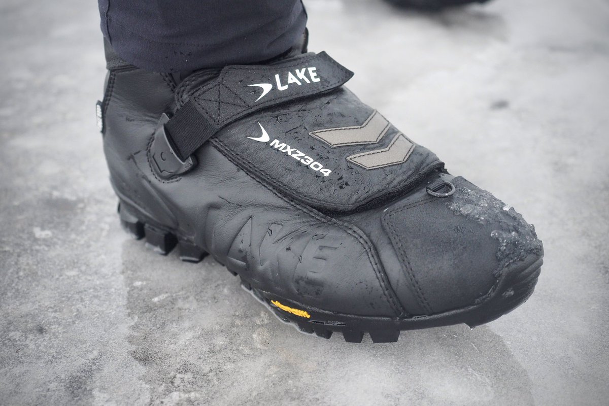 r0adbike_sk's tweet image. 新投入した『LAKE：MXZ304』

今朝も-15℃で走ってて、つま先が冷えるけど、実用的な保温力です。
使い勝手も良く、この旅が快適に。雪ライド用シューズとして気に入りました。

惜しいのは雨天時の防水性。タンが一体整形だったら最高だなと。
#lakeシューズ #lakecycling #サイクリングブーツ