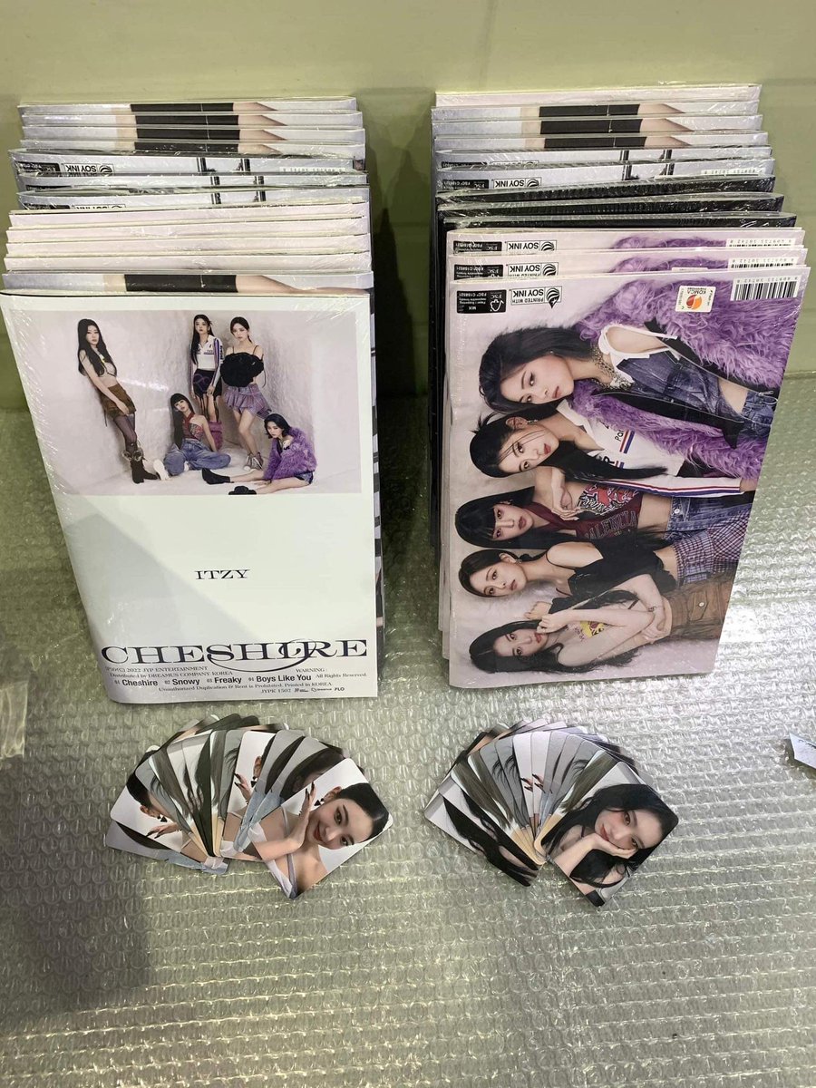 DFTKPOP's tweet photo. #DFTUpdates - All Soundwave R4 PCs and Discounted Cheshire albums just arrived in our KR address, pushing back the arrival to mid-Feb. Sorry for the delays 🥺 We have no control over when Soundwave ships out albums. Thanks for your patience, MIDZYs! https://t.co/3Pz0AtwTFf
