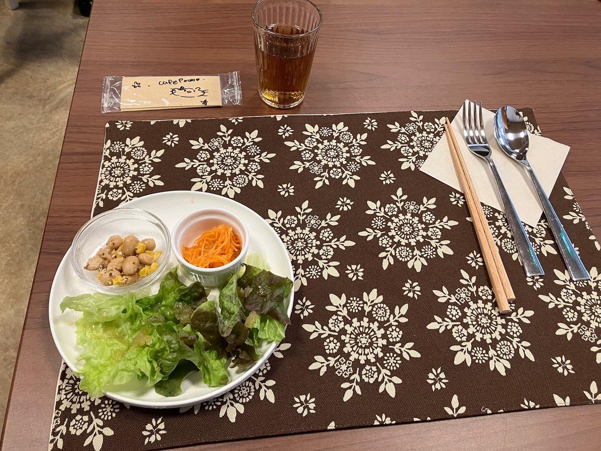 Tsukimoto_Info's tweet photo. ランチは栗平のcafé POWOWさんへ。インド風バターチキンカレーを発芽玄米と残留農薬ゼロのご飯とともに頂きます。サラダも美味しく、お手拭きの包装一つ一つに可愛いイラスト。就労支援事業所として精神科医さんがプロデュースした医食同源のカフェ。
心も身体も癒されるランチでした。
#powow #麻生区 https://t.co/gPBONjaSPi