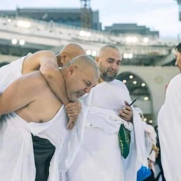 HaramainInfo's tweet photo. A young man carried his father during the circumambulating of the Ka'abah https://t.co/Vosd7zX4HH