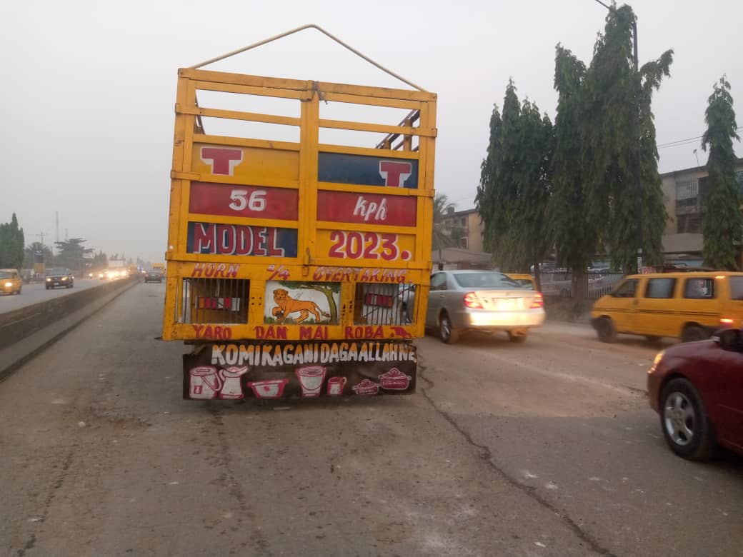 trafficbutter's tweet image. #FlashUpdate. A broken down 14 tyre truck with mechanical fault at Meiran immediately after the turning inward Toll gate. Driver making efforts to get it fixed. Minimal effect on traffic with formidable structure in place  - Ltr #GETYOURPVC