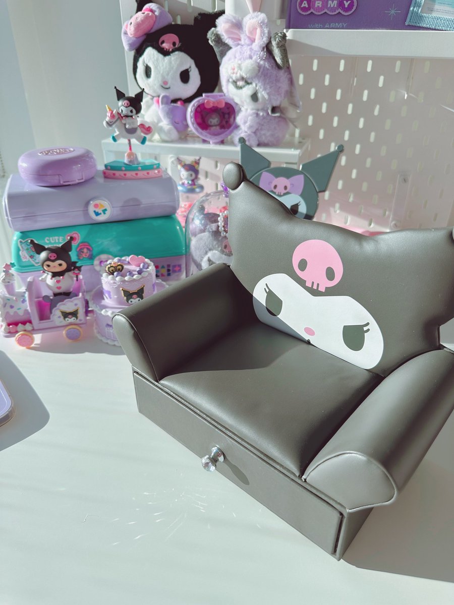 jookstogo's tweet photo. kuromi sofa 😅⭐️💖🎀 https://t.co/u49jNINwx5