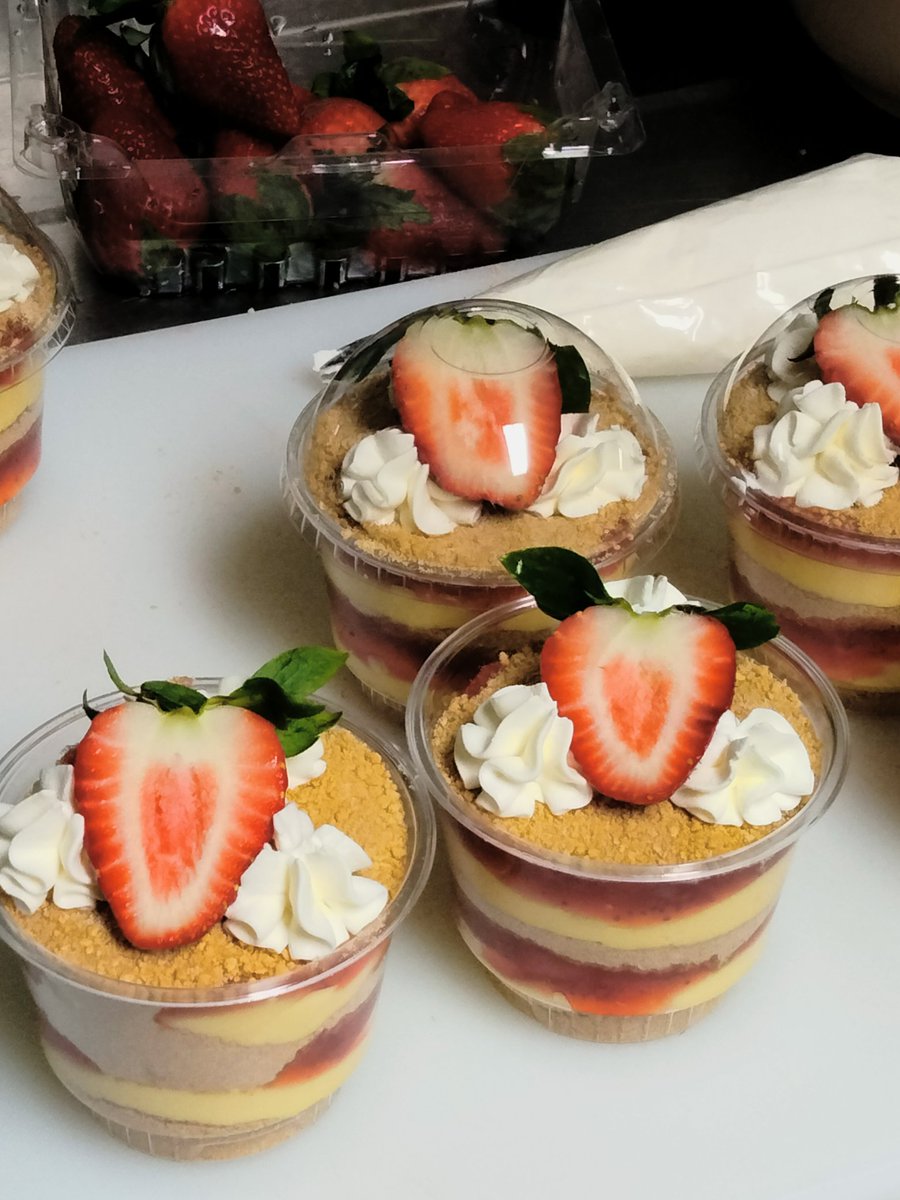 AliciousFaithe's tweet photo. Haven't tweeted lately but here you go...#aliciouslysaucy #saucinaliciously #desserts #CFS #cheffaithe #cincinnatibaking #vesatile https://t.co/eKR1VDBZlh
