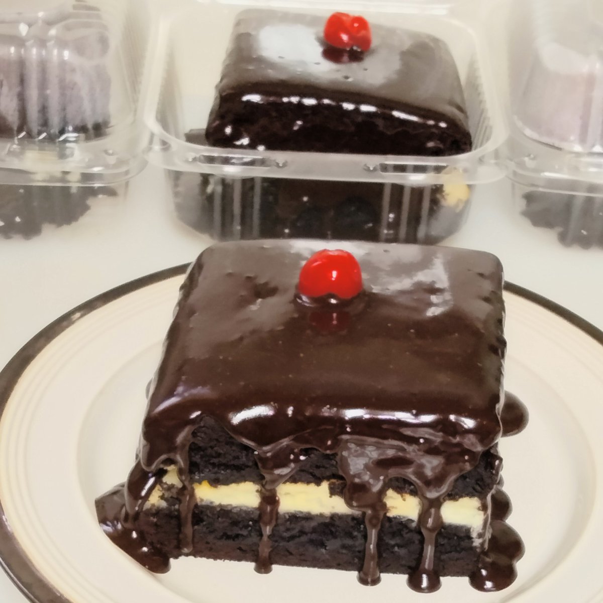 AliciousFaithe's tweet photo. Haven't tweeted lately but here you go...#aliciouslysaucy #saucinaliciously #desserts #CFS #cheffaithe #cincinnatibaking #vesatile https://t.co/eKR1VDBZlh
