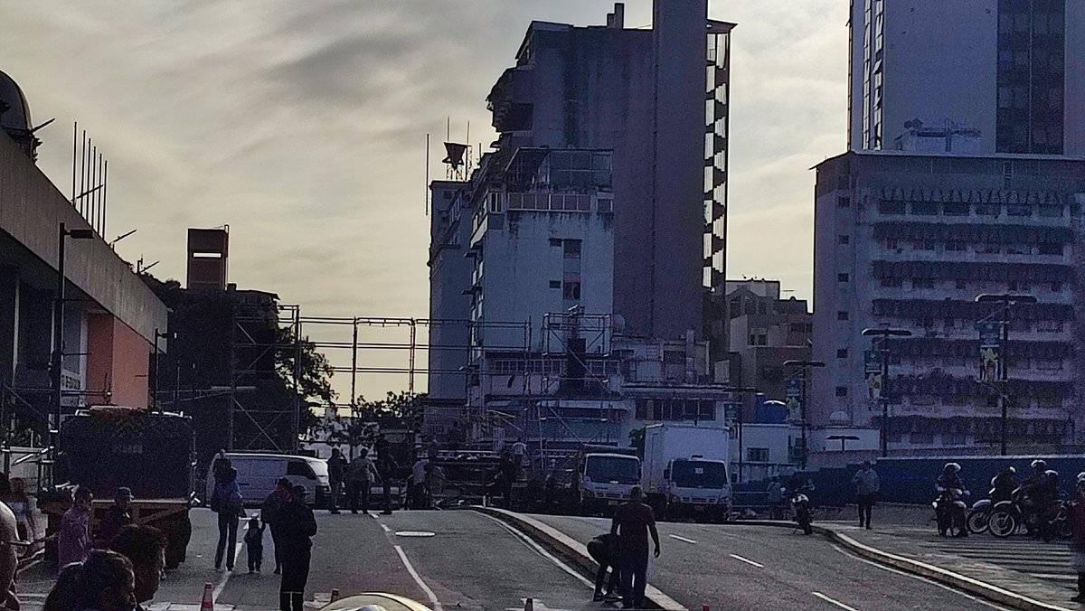 ReporteYa's tweet photo. #16Ene 8:15 AM #Caracas
@RobertLobo_ : Una tarima amanece justo al frente del Ministerio de Educación. Algunas calles cerradas y mucha presencia policial. Para hoy los docentes llaman a una concentración para seguir exigiendo sueldos dignos. Esta es la respuesta del chavismo https://t.co/aHGD7RleIK