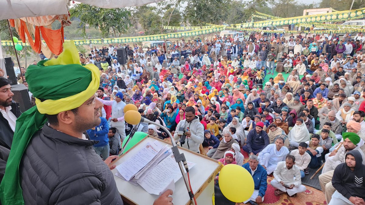 सफीदों के बागडू खुर्द गाँव में जनसभा को संबोधित किया, गाँव वासियों के लिए विभिन्न सरकारी सुविधाओं, योजनाओं और सरकार की नीतियों के बारे में चर्चा की।