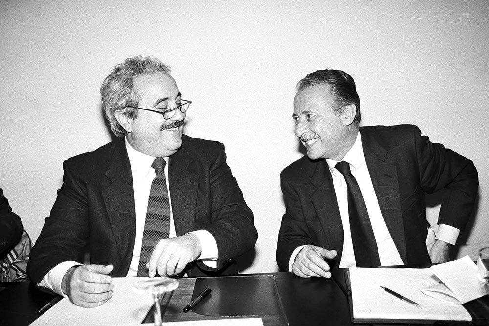 LucienMary's tweet photo. “Se vogliamo combattere efficacemente la mafia, non dobbiamo trasformarla in un mostro né pensare che sia una piovra o un cancro. Dobbiamo riconoscere che ci rassomiglia” Giovà in effetti sul “cancro” avevi ragione… 30 anni di vittime, trattative, di schifo.
#MatteoMessinaDenaro https://t.co/VooqUstH3E