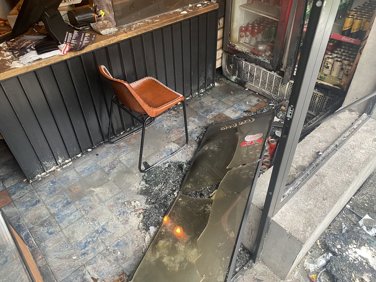 pero_jovovic's tweet photo. Bačen molotovljev koktel u lokalu Bake Praseta. Sve smrdi na paljevinu, uništena vrata, demoliran lokal. https://t.co/0ObQy2HmQZ