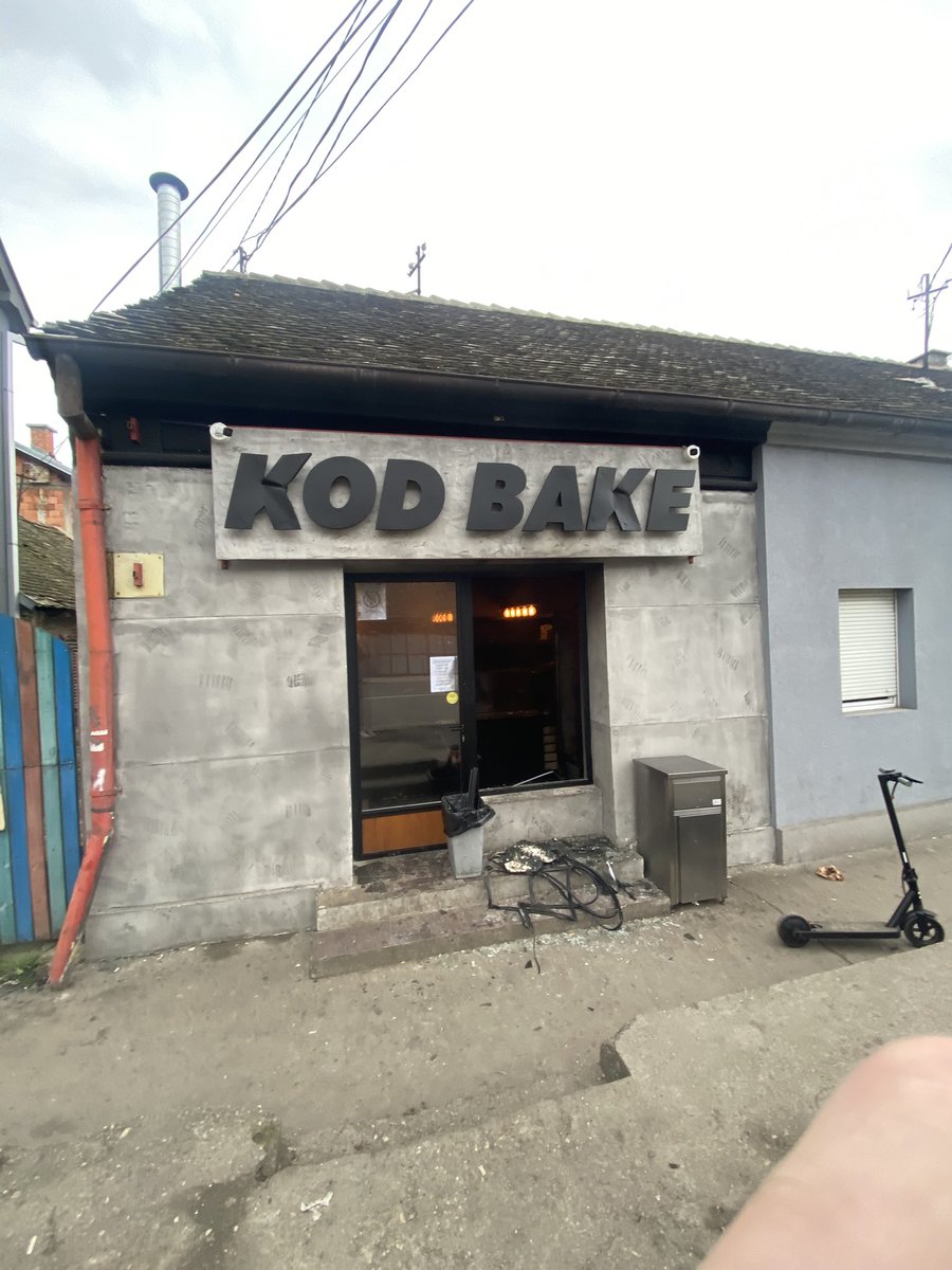pero_jovovic's tweet photo. Bačen molotovljev koktel u lokalu Bake Praseta. Sve smrdi na paljevinu, uništena vrata, demoliran lokal. https://t.co/0ObQy2HmQZ