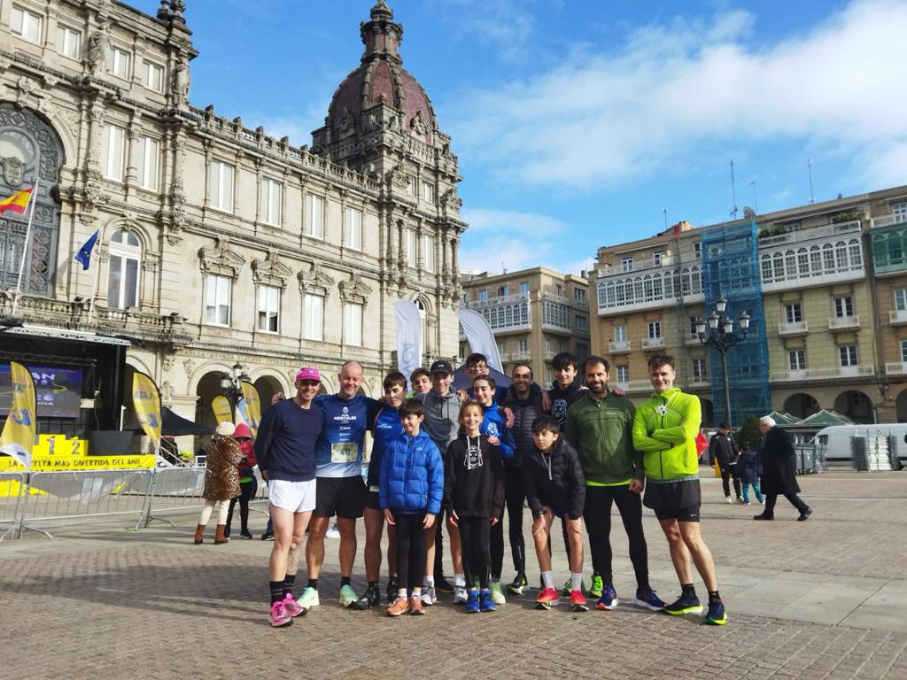 clubherculest's tweet photo. Ayer estuvimos presente en la San Silvestre de Coruña 2022. Un día más disfrutando en carrera de nuestra ciudad. Buen entreno para los chicos y chicas de la Escuela de Triatlón. Destacamos los podiums de Lara Solsona y Iago Prada. https://t.co/RP0MCJ4VlT