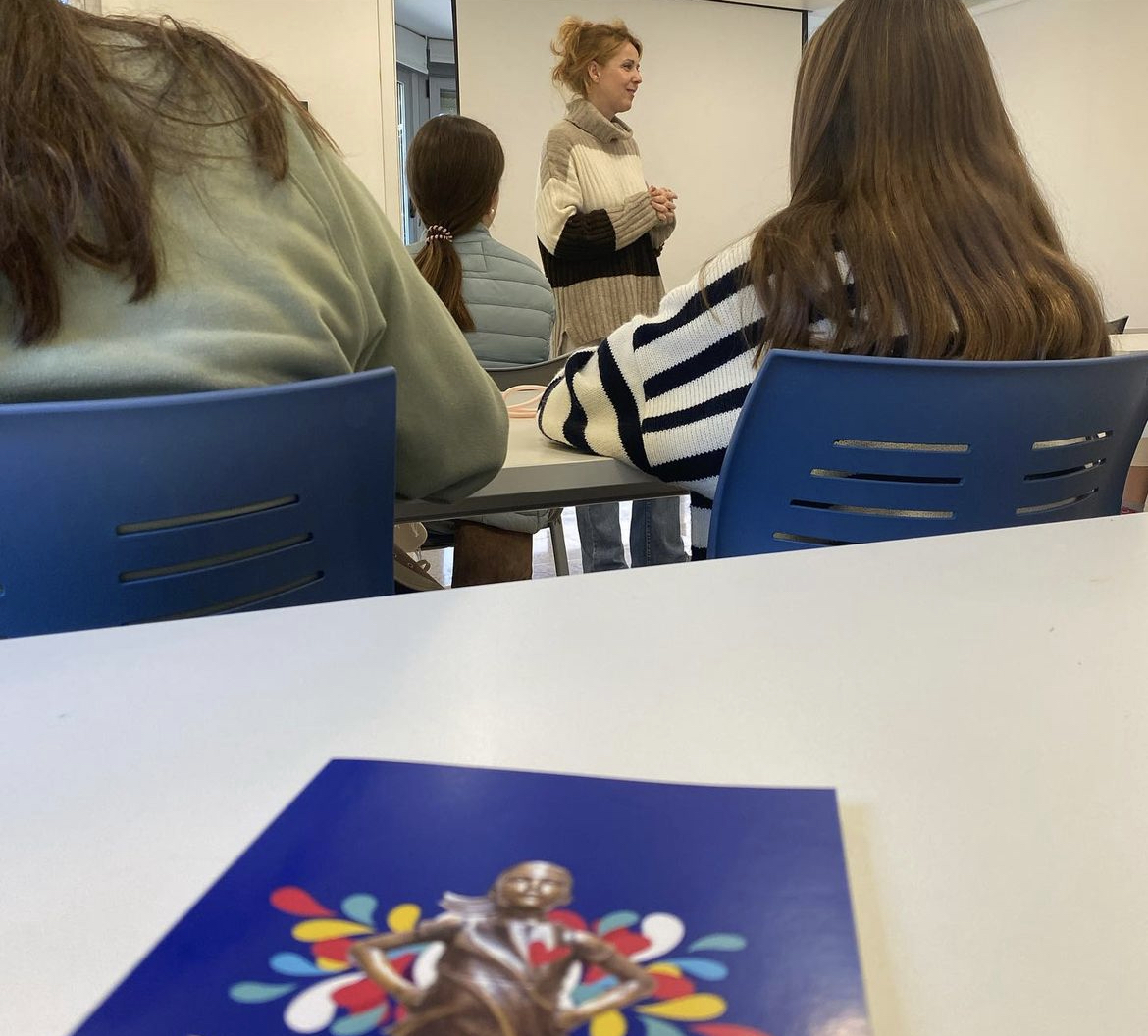 fase_fundacion's tweet photo. 🔙El sábado pasado las jóvenes que participan en el programa de #formación #HUMANCODE de @Albedayaac disfrutaron de una sesión formativa con @jmicheo sobre pensamiento crítico y argumentación.

#ImpulsandoTalento https://t.co/NuzRRl9Sby