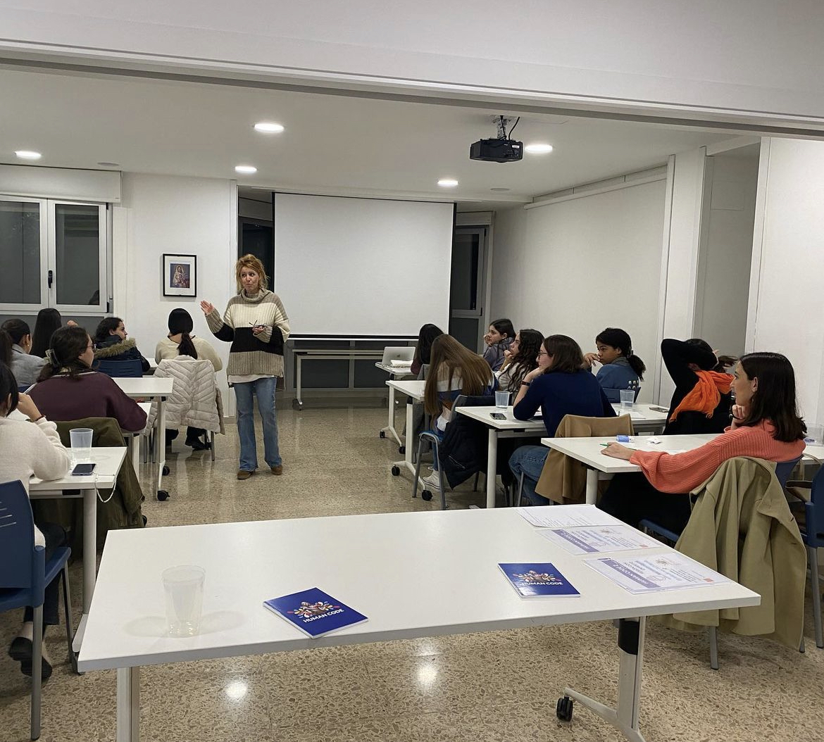 fase_fundacion's tweet photo. 🔙El sábado pasado las jóvenes que participan en el programa de #formación #HUMANCODE de @Albedayaac disfrutaron de una sesión formativa con @jmicheo sobre pensamiento crítico y argumentación.

#ImpulsandoTalento https://t.co/NuzRRl9Sby
