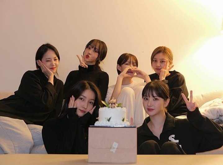Bea_bea04's tweet photo. Happy Anniversary GFRIEND! 😭🎉 https://t.co/1rzPuHCjZJ