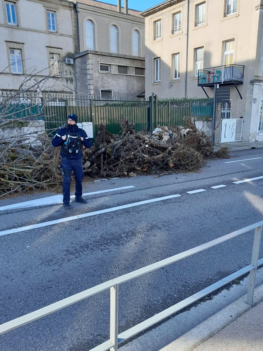 Alors que l’Etat les abandonne, les producteurs de cerises crient aujourd’hui leur colère. C’est tout une culture qui disparaît par manque de courage politique <a href="/MFesneau/">Marc Fesneau</a> <a href="/ChristopheBechu/">Christophe Béchu</a> <a href="/FNSEA/">La FNSEA</a> @ChLambert_FNSEA <a href="/Fdsea07/">FDSEA de l'Ardèche</a>