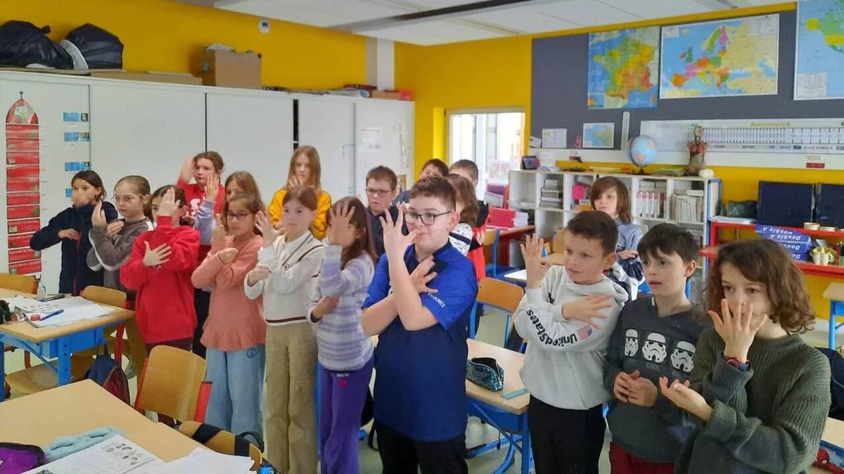 LMPositif's tweet photo. 🇫🇷 Dans le Morbihan, l’école Jean Marie Boeffard permet à tous ses élèves de s’initier à la pratique de la langue des signes ainsi que d’apprendre plusieurs langues étrangères ! ❤️ (Ouest France) https://t.co/HOUNQY7DW9