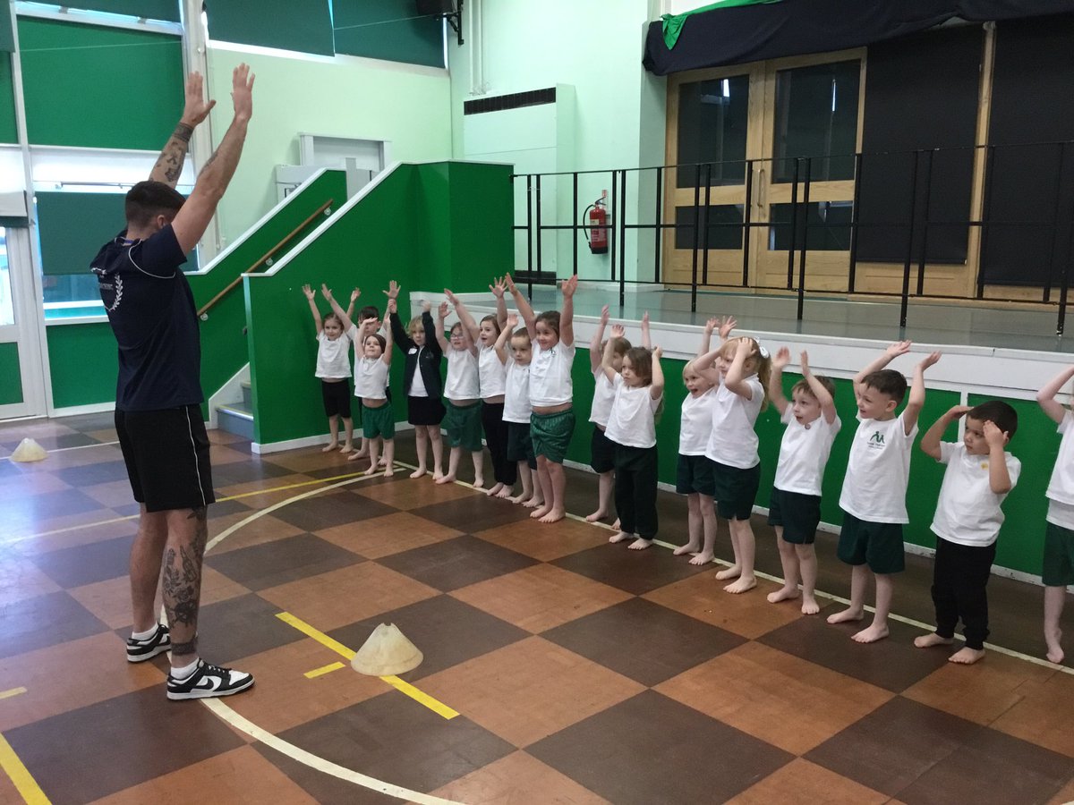 G_M_P_SRRDRCH's tweet photo. We LOVE learning skills in PE with @JEcoaching  - we had the best time this morning and we can control the football with just our feet! https://t.co/oXzkN7W3xd