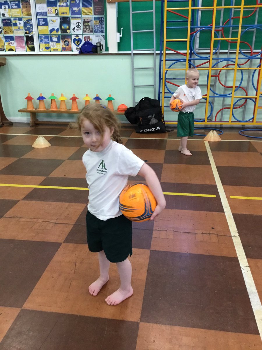 G_M_P_SRRDRCH's tweet photo. We LOVE learning skills in PE with @JEcoaching  - we had the best time this morning and we can control the football with just our feet! https://t.co/oXzkN7W3xd