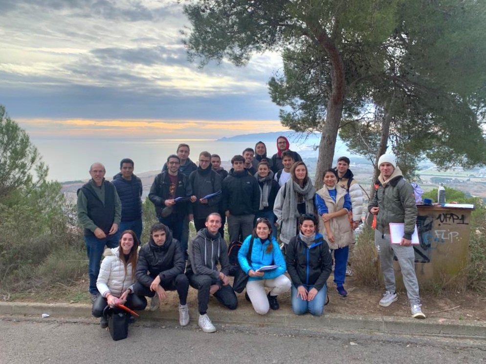 UdGeografia's tweet photo. 📝 #Geosortida Divendres passat, els estudiants de l'assignatura 'Geografia dels espais litorals' vam anar al Baix Ter per conèixer i analitzar de primera mà les característiques que defineixen els espais litorals
#FemGeografiaFemUdG https://t.co/XDCB6zOG54