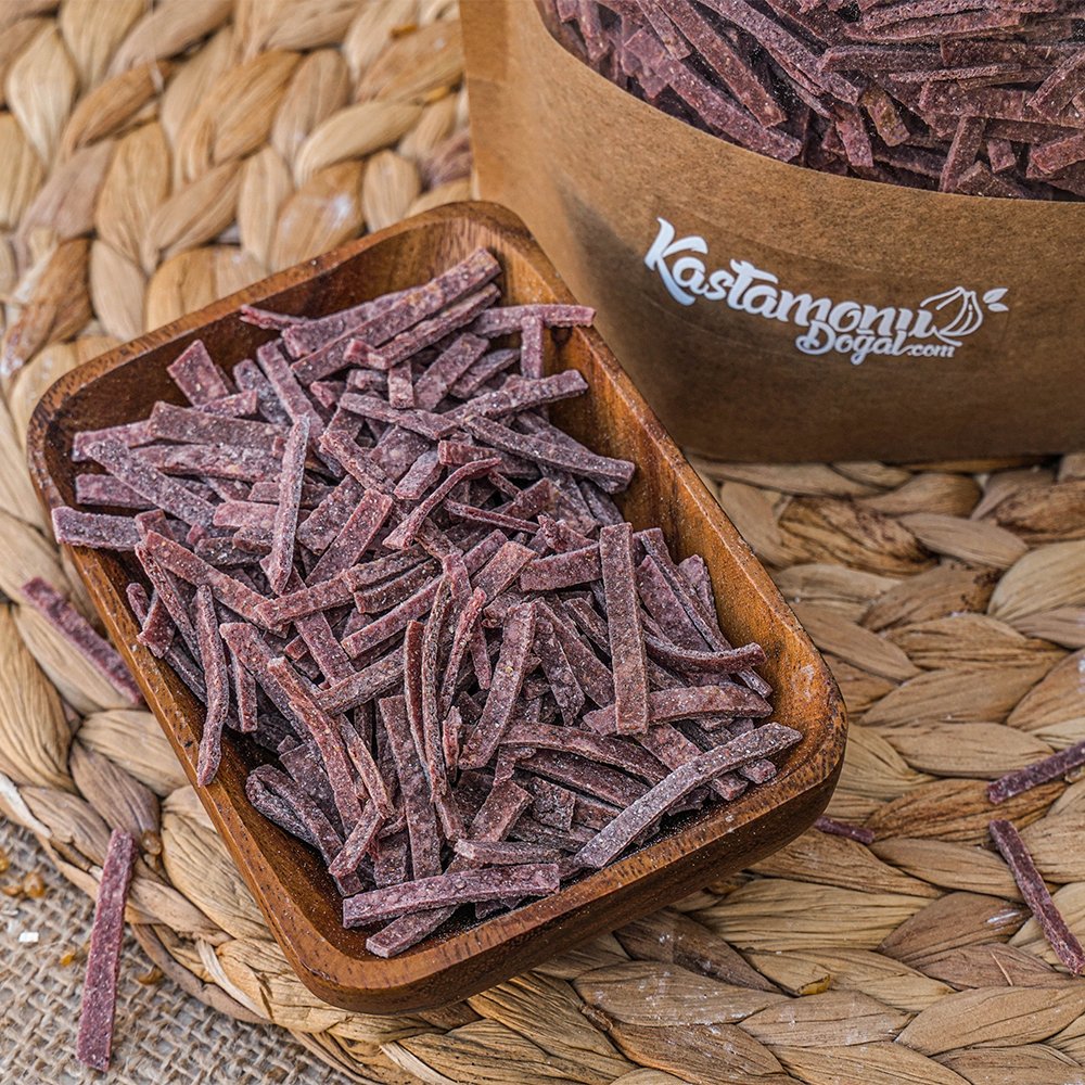 Pancarlı Siyez Erişte

Erişte, hamur işi yiyeceklerimiz arasında genellikle kış mevsiminde tüketilen bir makarna çeşididir. 
Tarlalarımızda yetiştirdiğimiz ata tohum siyez buğdayının taş değirmenlerimizde öğütülmesiyle elde edilmiş siyez buğdayı kullanılmıştır.